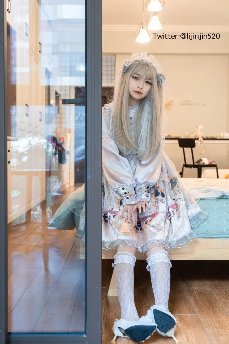 平台线索与内容风格更新整理 浅色服装造型照片，室内场景与柔和光线