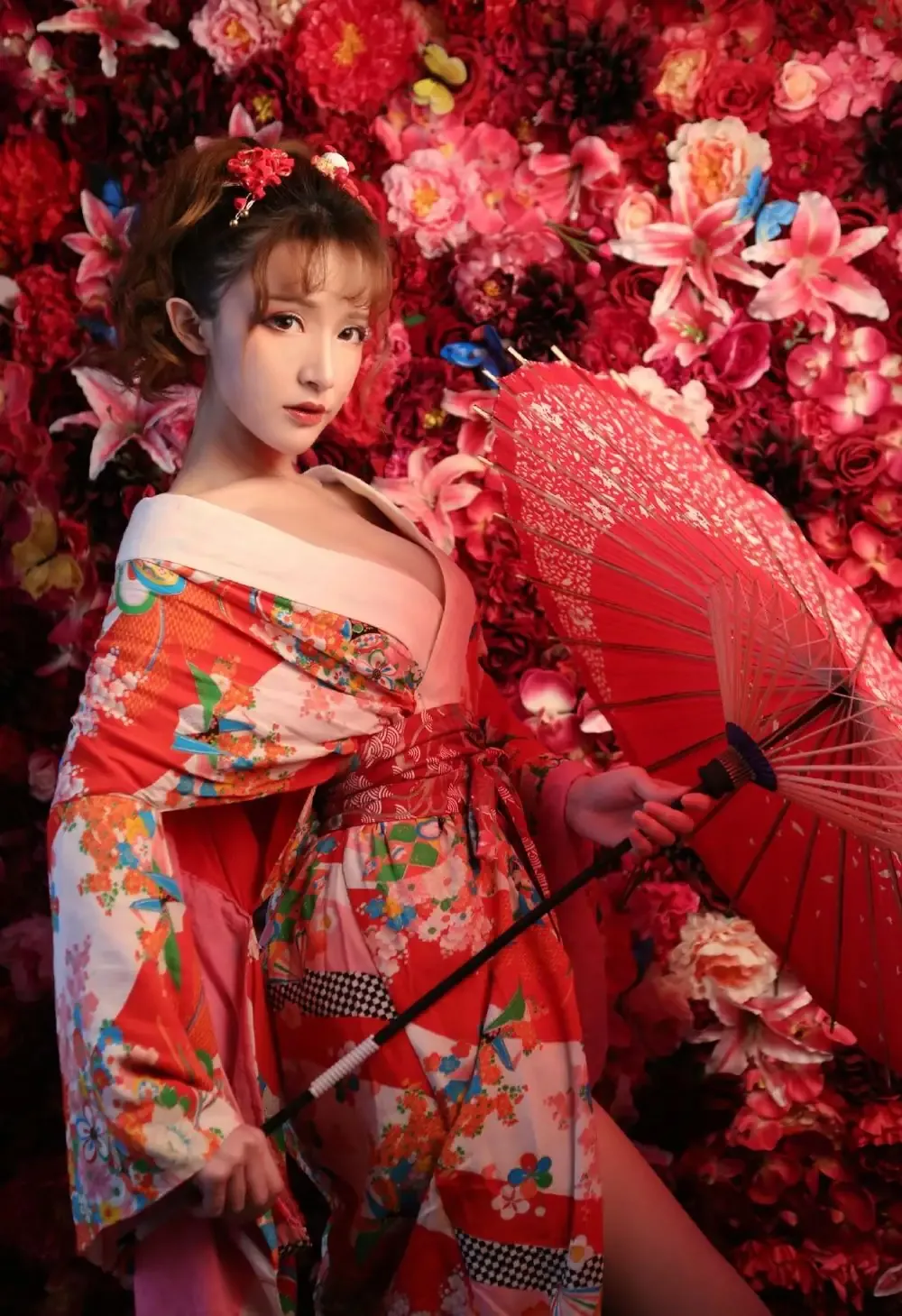 抖音微博小红书公开 红色传统服饰搭配花卉背景的造型画面
