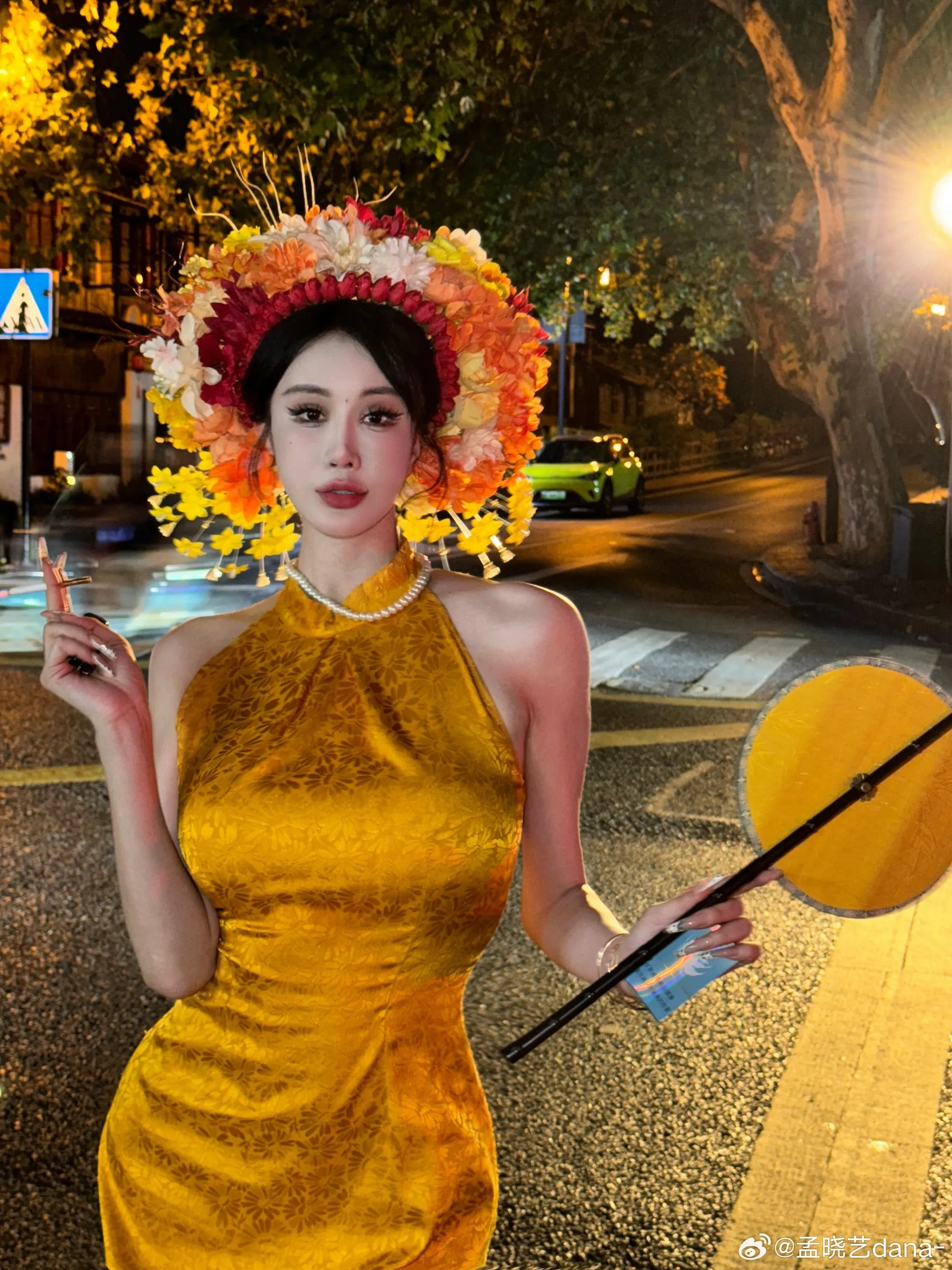YouTube与Facebook公开线索及写真风格更新 夜间街道中的黄色礼服花冠造型