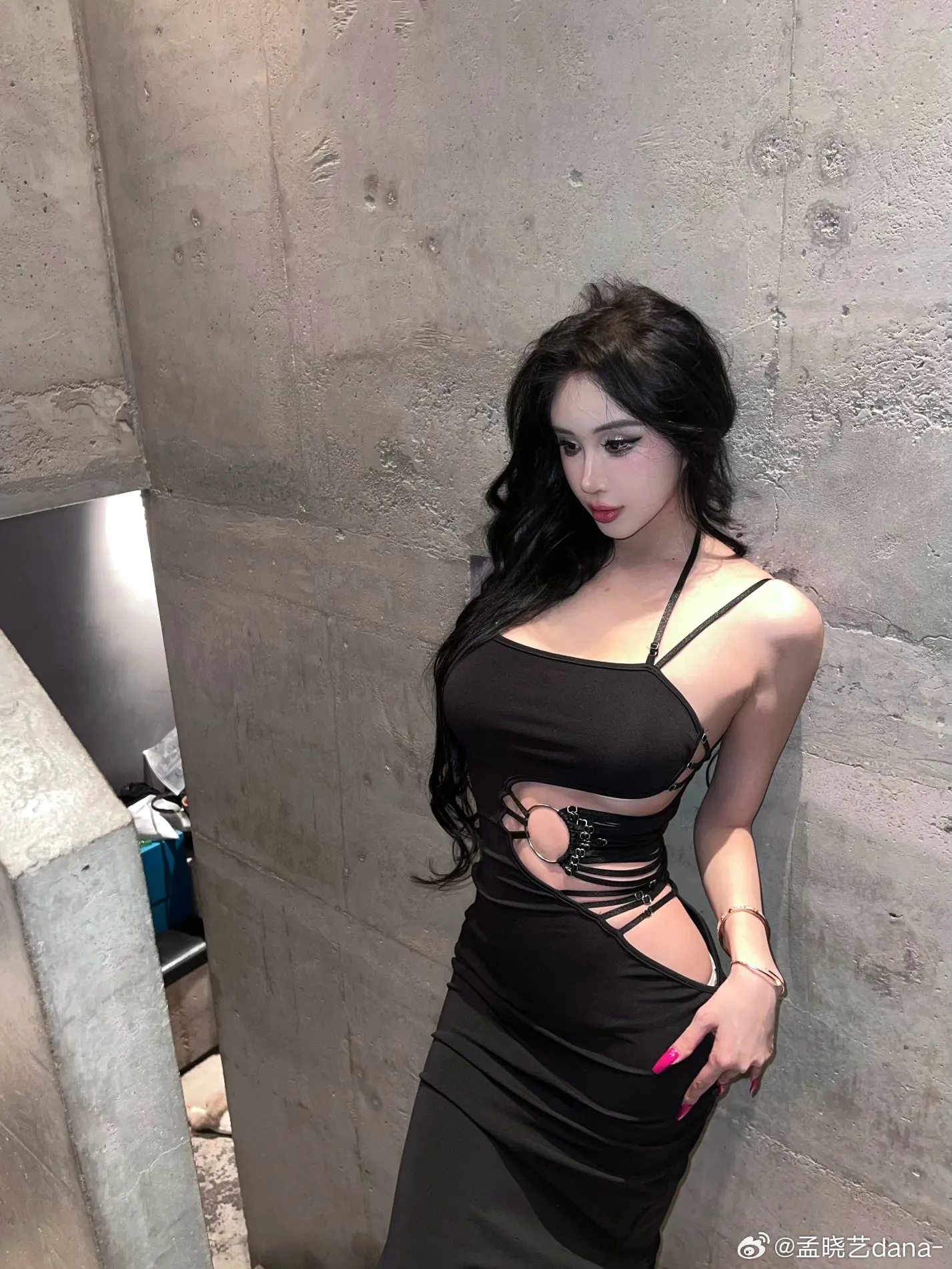YouTube与Facebook公开线索及写真风格更新 灰色混凝土空间中的黑色长裙站姿