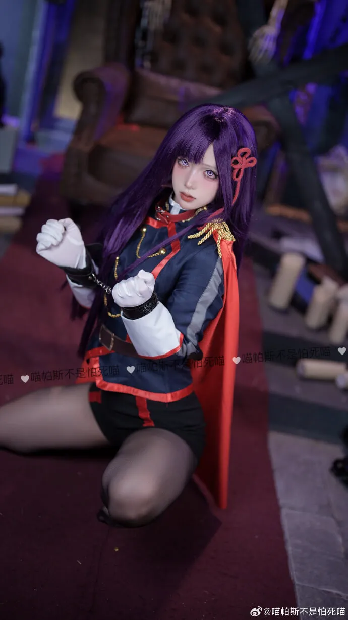 平台线索与Cosplay作品风格更新整理 紫色长发角色COS照片，深色制服与室内场景结合