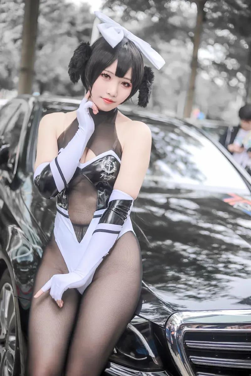 微博与公开平台线索 黑白服装搭配户外车辆背景的Cosplay照片