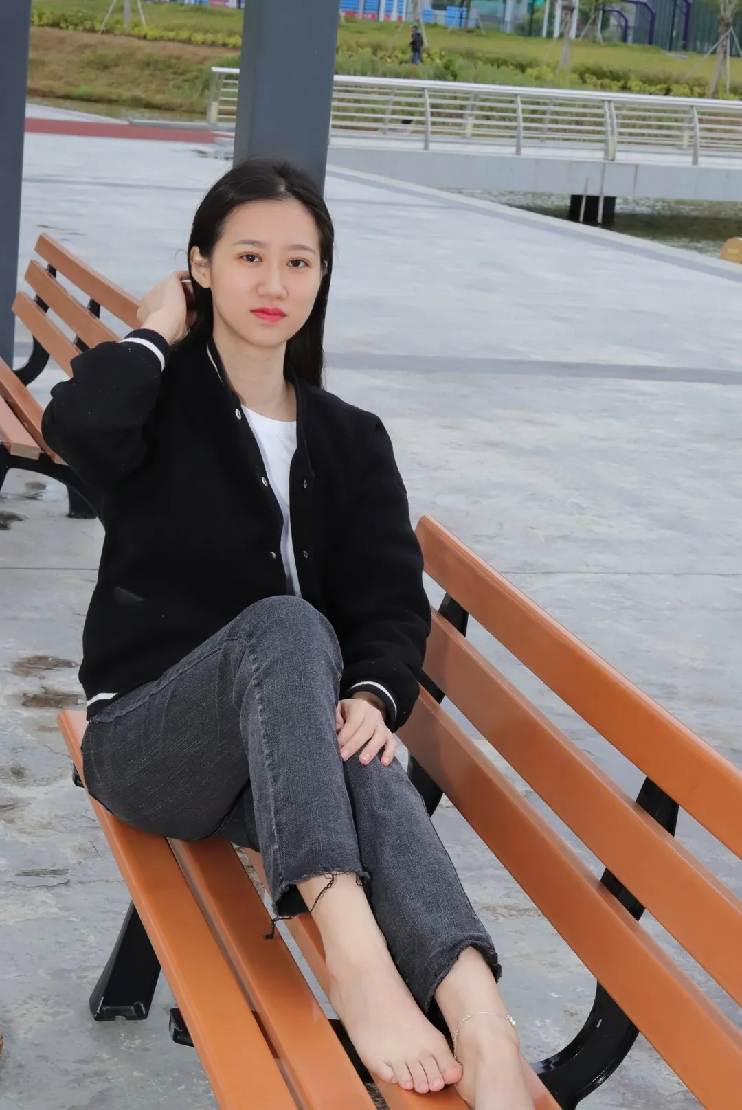 写真与公开社媒风格 户外座椅人像照片