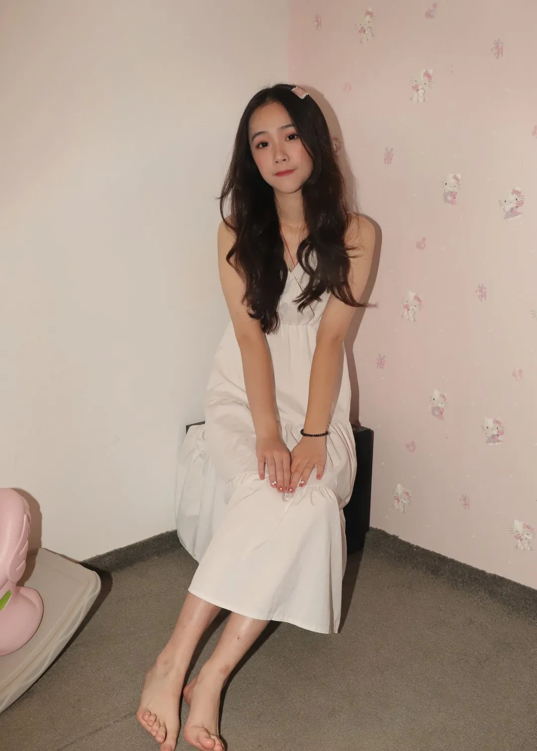 写真与公开社媒风格 室内白色服装照片