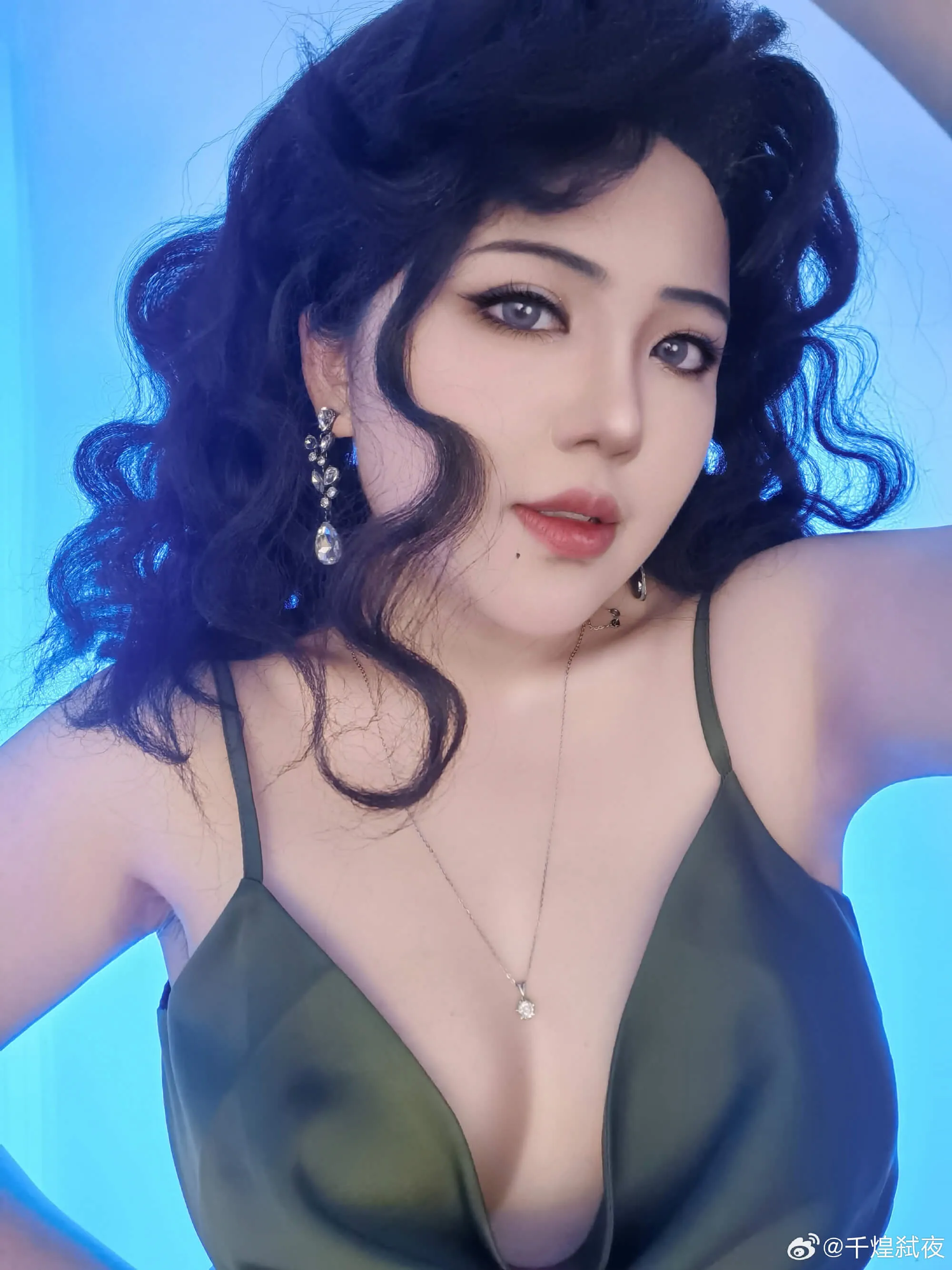 微博平台线索与cosplay写真风格更新记录 写真风格照片，黑色服装搭配蓝色背景和近距离镜头