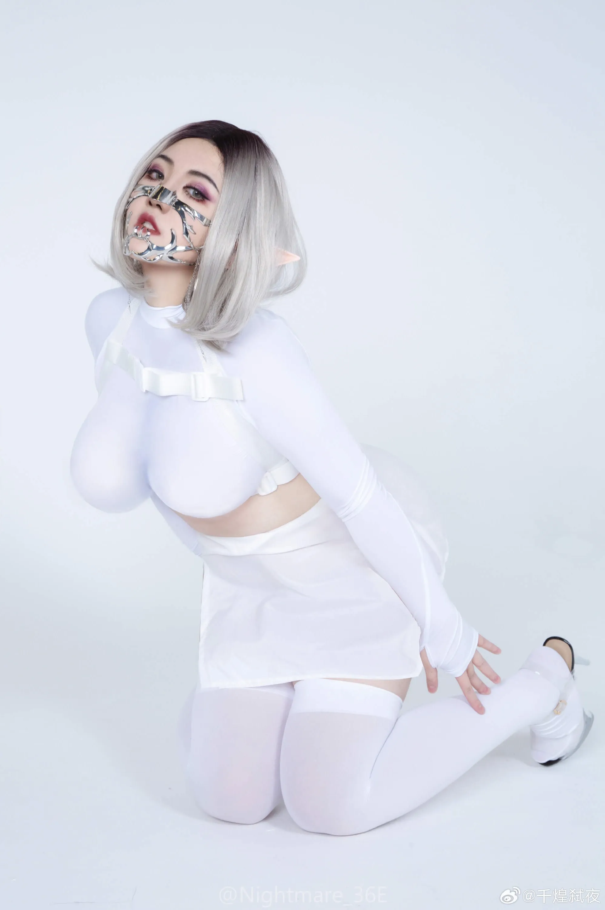 微博平台线索与cosplay写真风格更新记录 白色幻想风格cosplay照片,白色服装搭配浅色背景