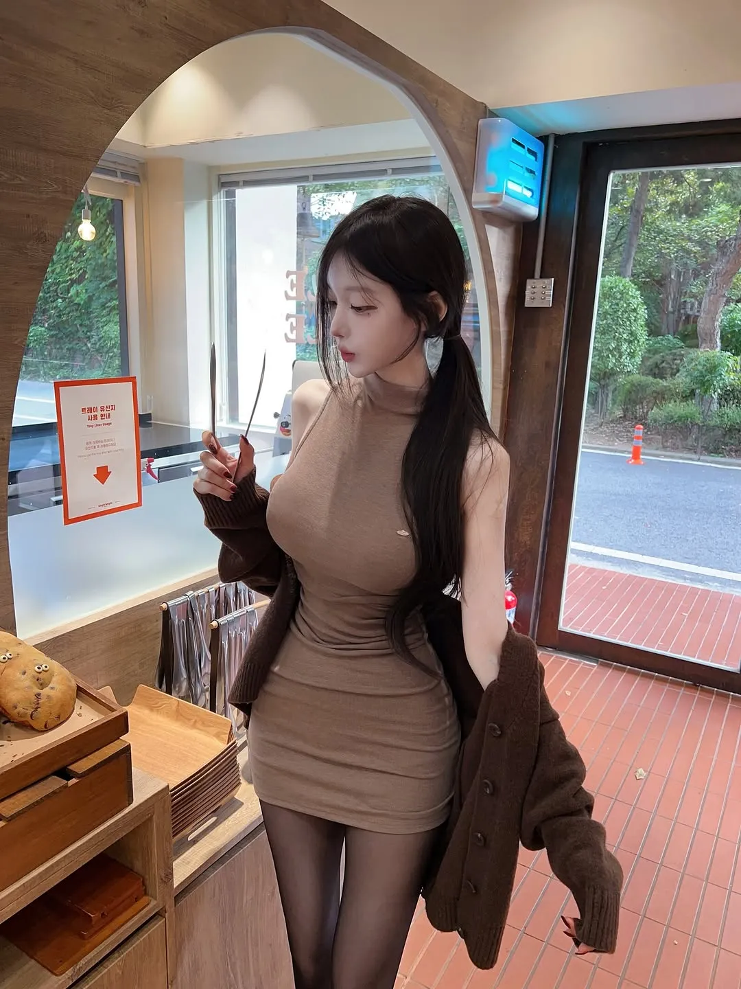 公开平台线索与Cosplay内容风格更新整理 在室内镜面空间中的穿搭照片