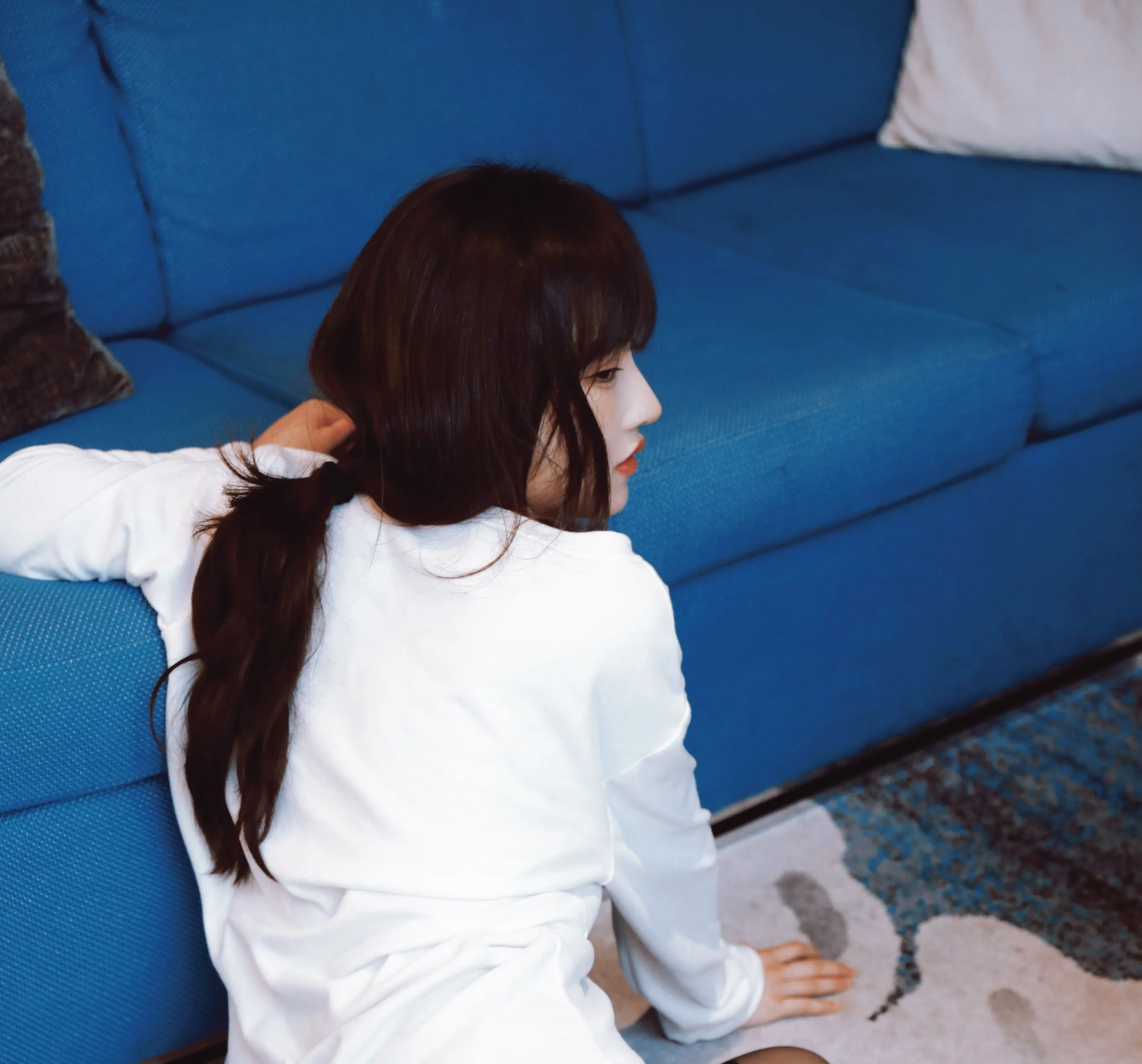 Instagram与X平台线索及写真风格更新记录 白色服装坐姿室内写真