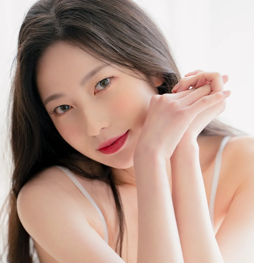 Instagram平台线索与视觉风格更新整理 在浅色背景中的简约人像照片