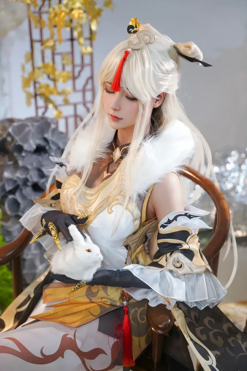 公开平台线索与Cosplay内容风格更新记录 白金色幻想角色Cosplay造型