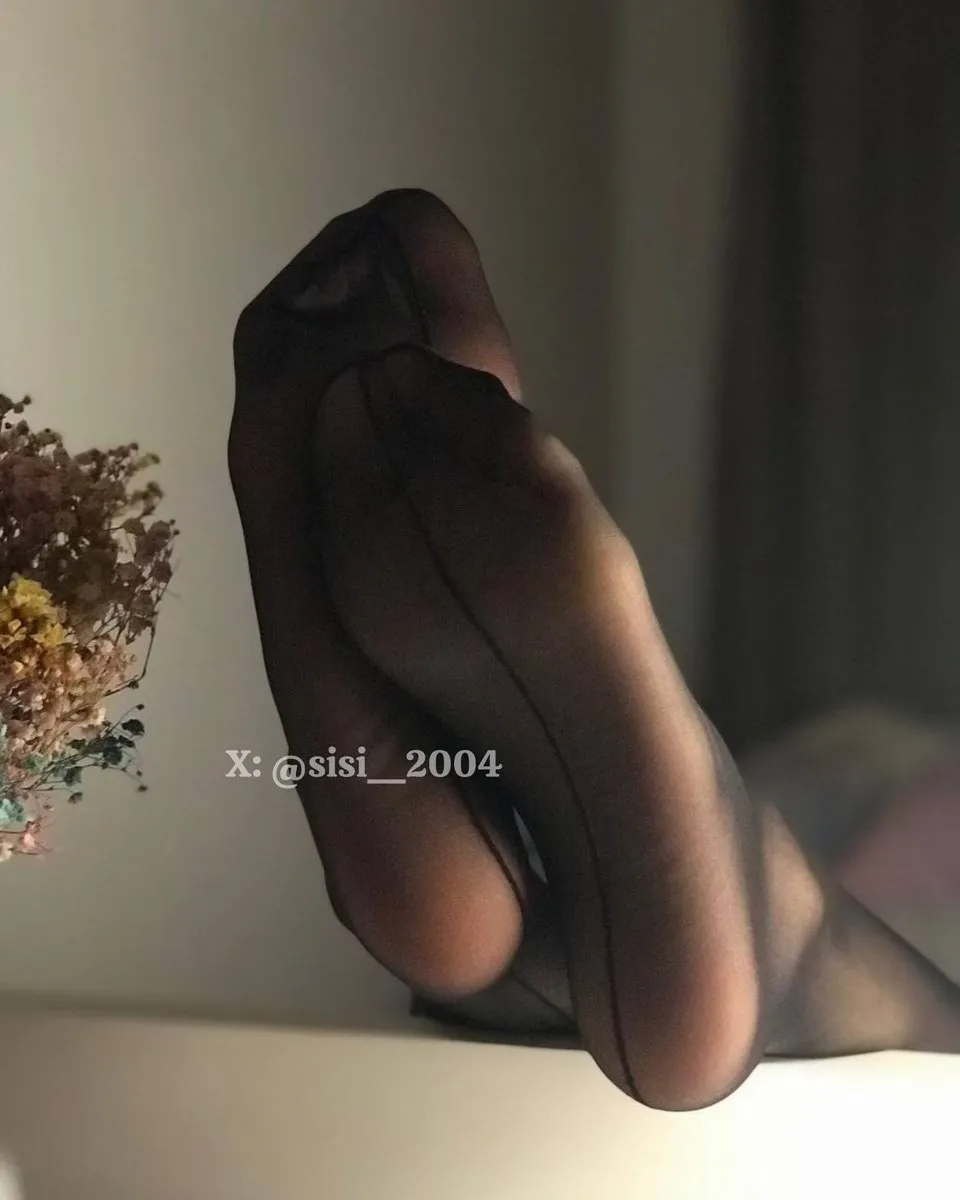 公开平台线索与内容风格更新整理 深色服装室内造型照片