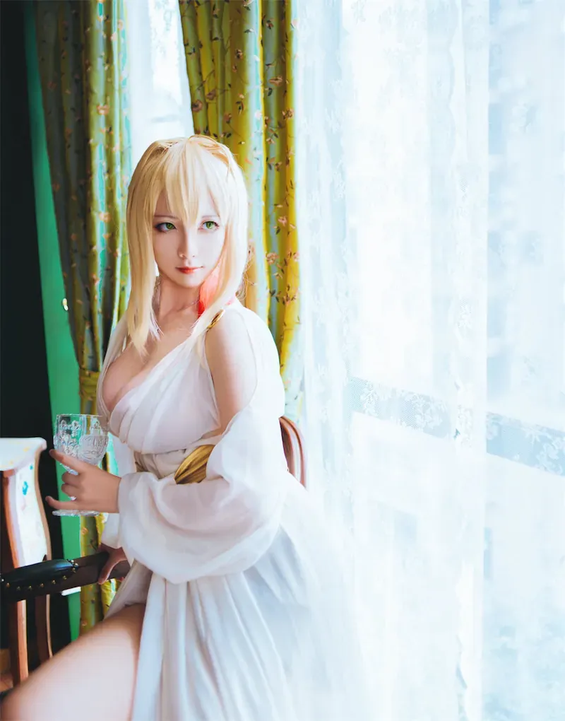 公开平台线索与Cosplay内容风格整理 白色服装浅色长发造型图片