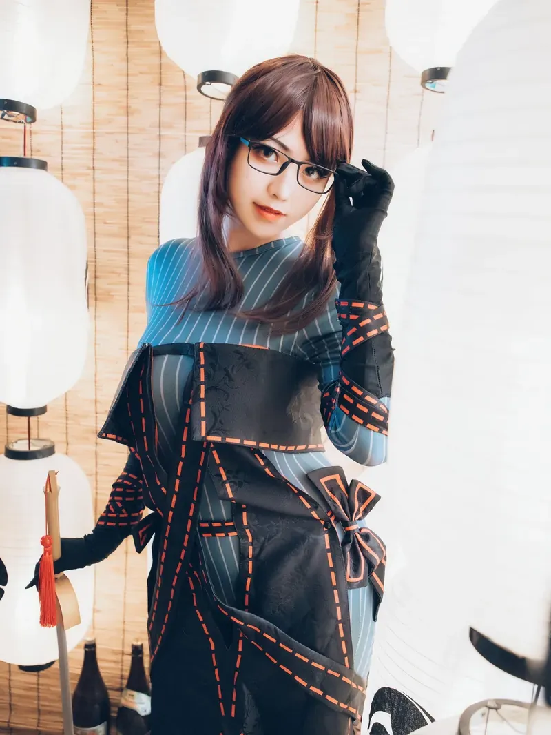 公开平台线索与Cosplay内容风格整理 黑色角色服装摄影图片
