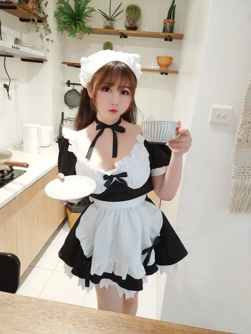 公开平台线索与社媒写真风格更新 黑白女仆风服装室内照片