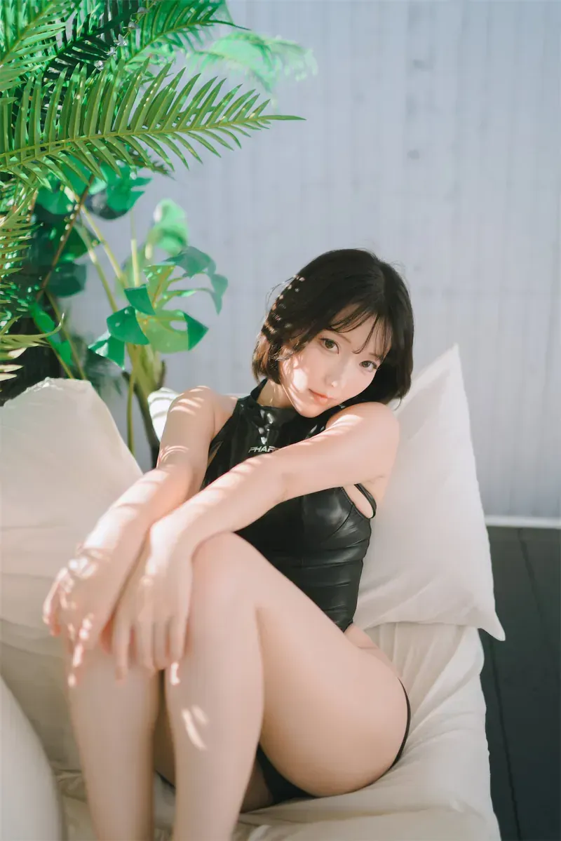 TikTok与Instagram公开平台线索及Coser内容风格更新介绍 室内黑色服装坐姿照片