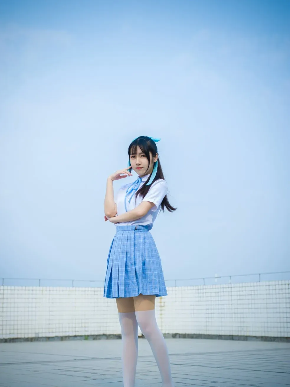公开平台与社媒更新线索整理 写真与摄影作品公开线索介绍 蓝色制服长发造型室外写真