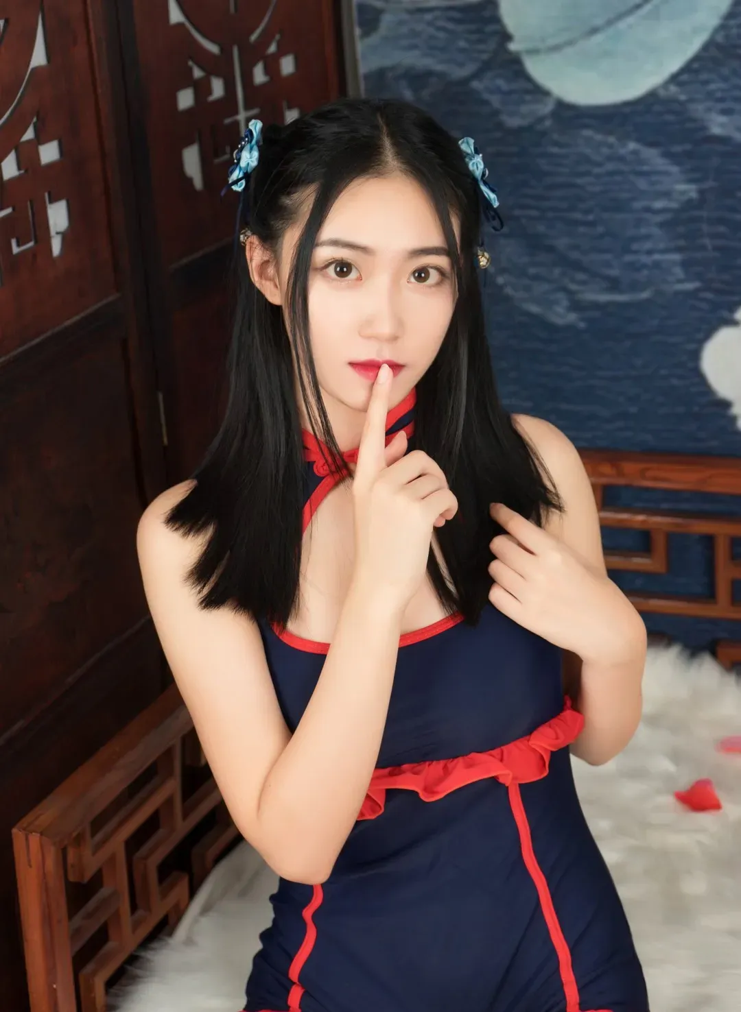 公开平台与社媒更新线索整理 写真与摄影作品公开线索介绍 黑红蓝服装室内写真造型