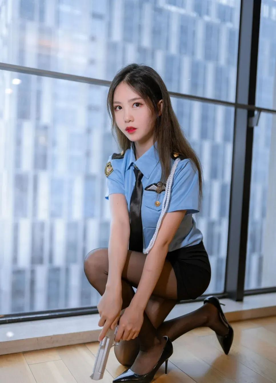 公开平台与社媒更新线索整理 写真与摄影作品公开线索介绍 蓝色制服室内摄影照片