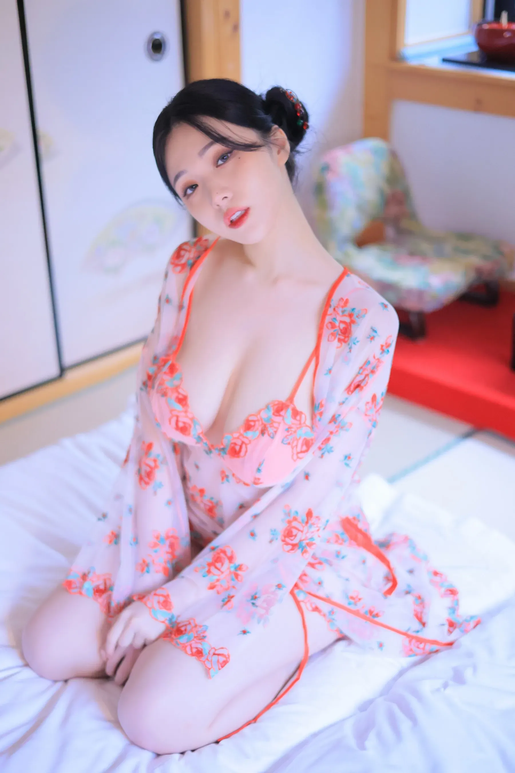 平台线索与社媒风格更新状态整理 室内环境中人物坐姿服装写真