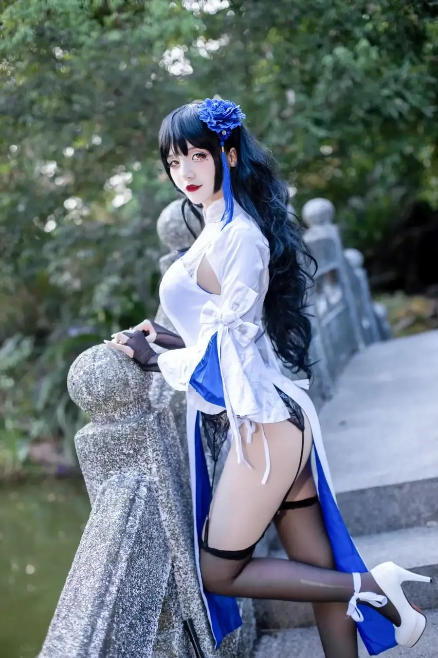 cosplay写真与视觉风格图集导读 蓝白服饰户外Cosplay造型照片