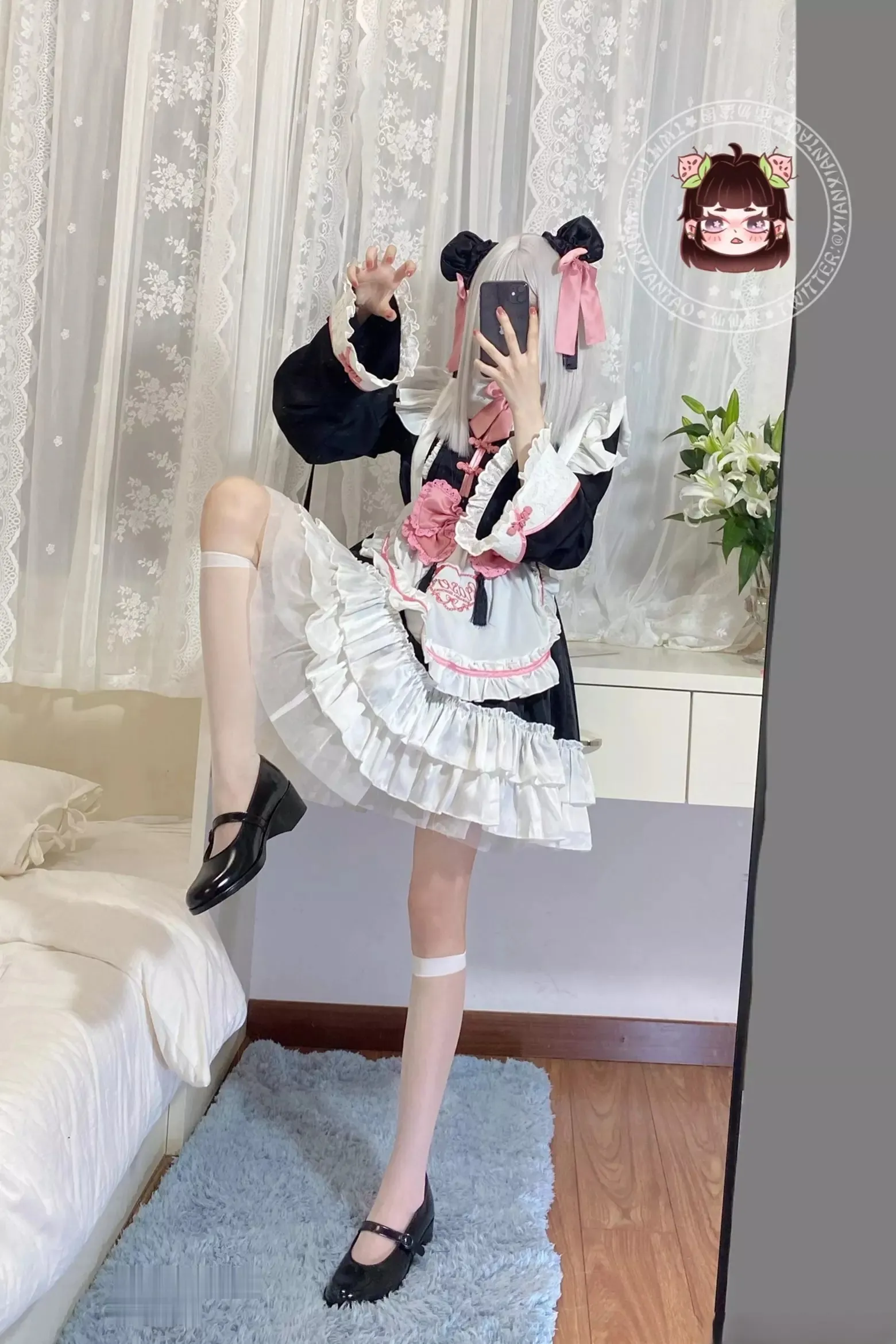 X平台写真与cosplay内容风格更新线索 黑白粉色元素女仆风服装自拍造型