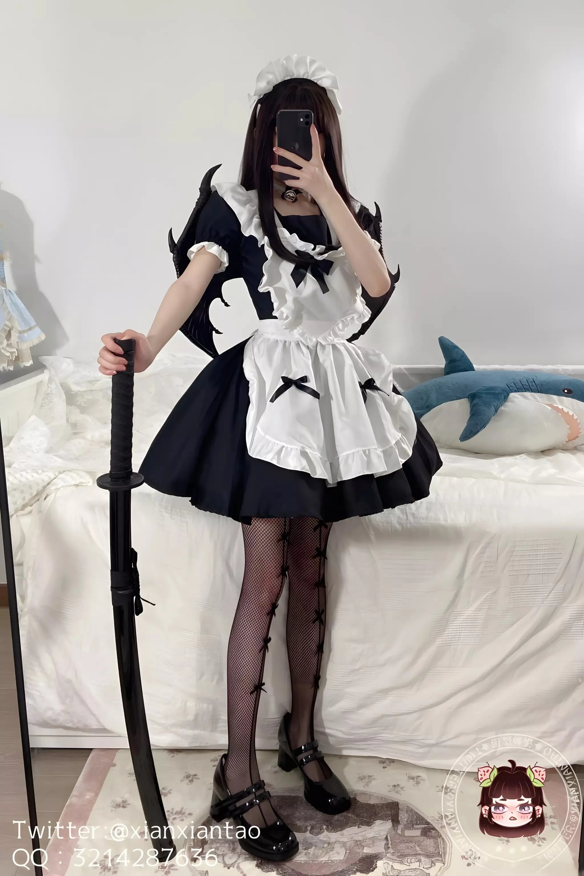 X平台写真与cosplay内容风格更新线索 黑白裙装搭配翅膀元素角色造型
