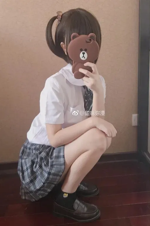 公开平台线索与社媒写真风格更新 校园风服装坐姿图片