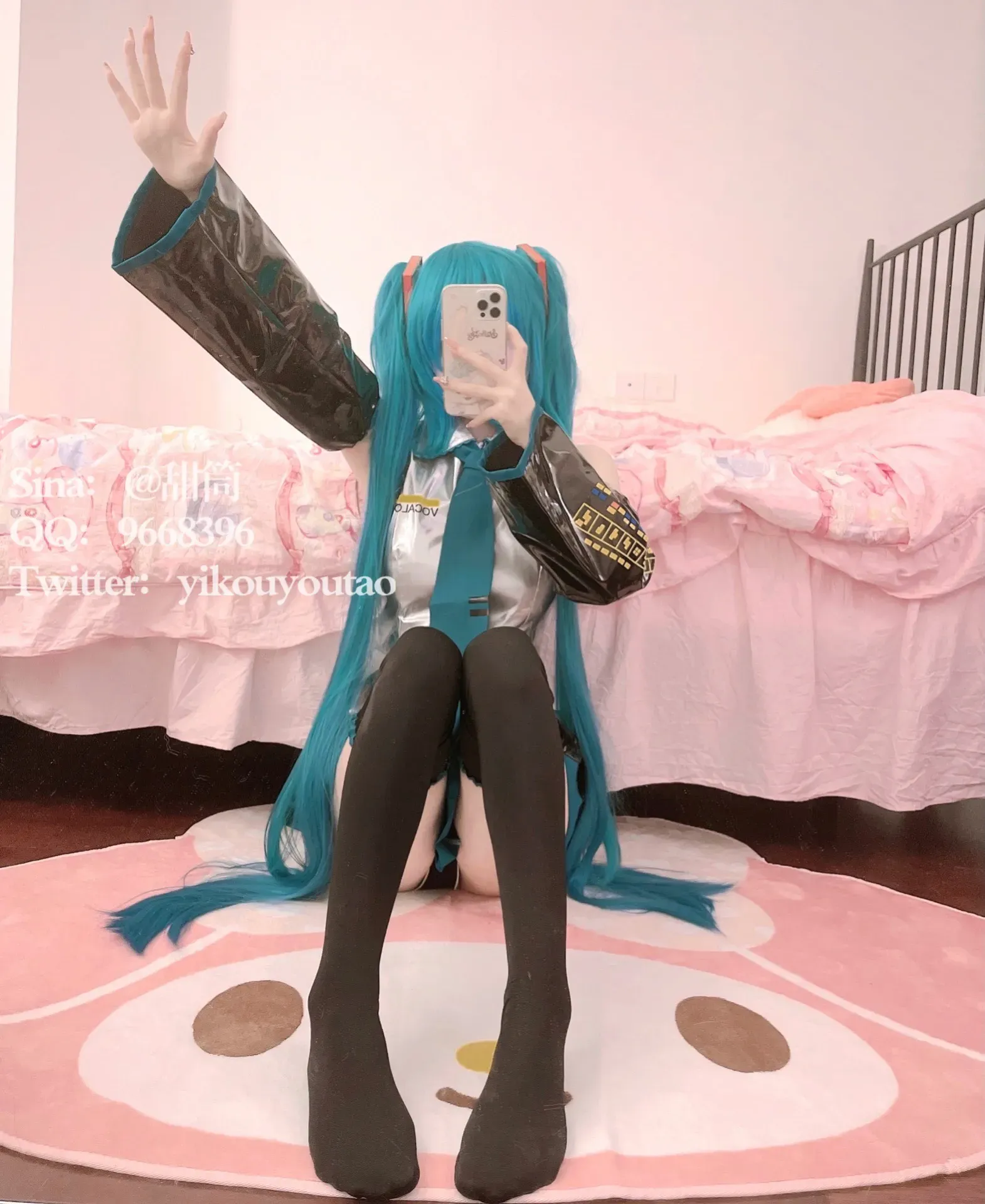 公开平台线索与社媒写真风格更新 蓝色双马尾角色装扮图片