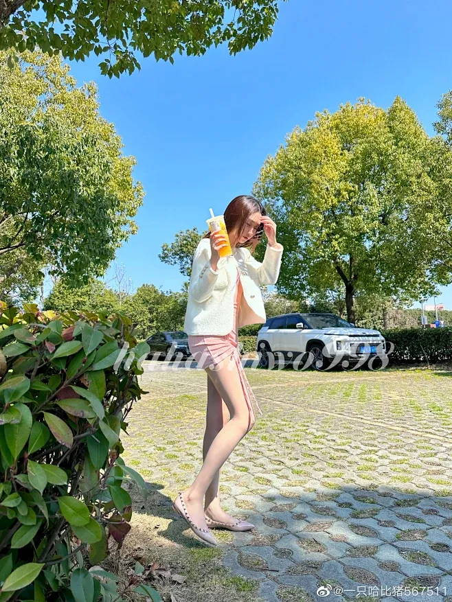 微博抖音平台线索与写真风格更新介绍 户外休闲造型照片