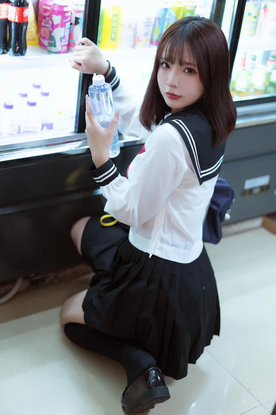 微博Instagram社媒线索与写真风格更新状态 黑白制服主题室内照片