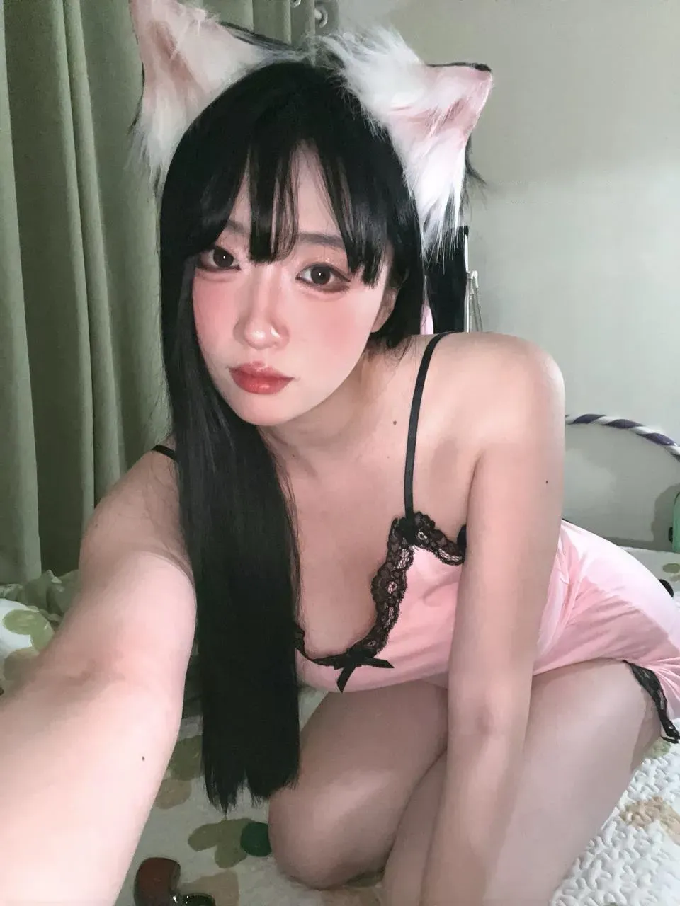 抖音与微博平台线索 带有猫耳装饰的近距离室内自拍照片