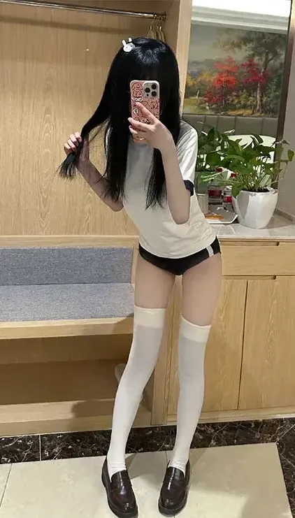 抖音微博小红书公开 公开图片中的姿态与镜头构图
