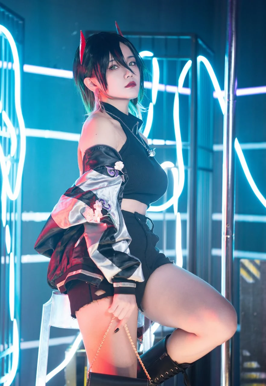 公开平台线索与Cosplay视觉风格更新整理 黑色服装造型照片