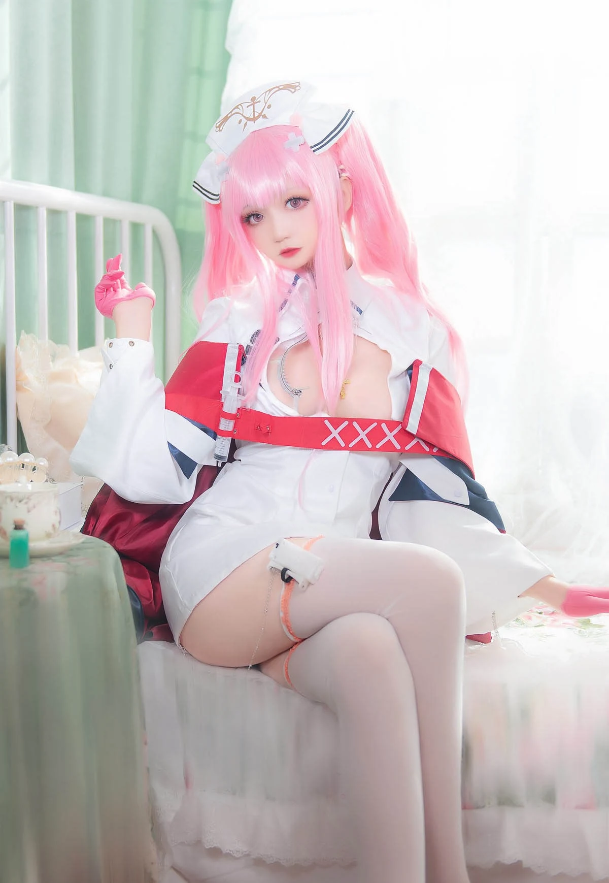Cosplay平台线索与写真视觉风格整理 粉色假发Cosplay造型照片,展示角色服装与明亮场景风格