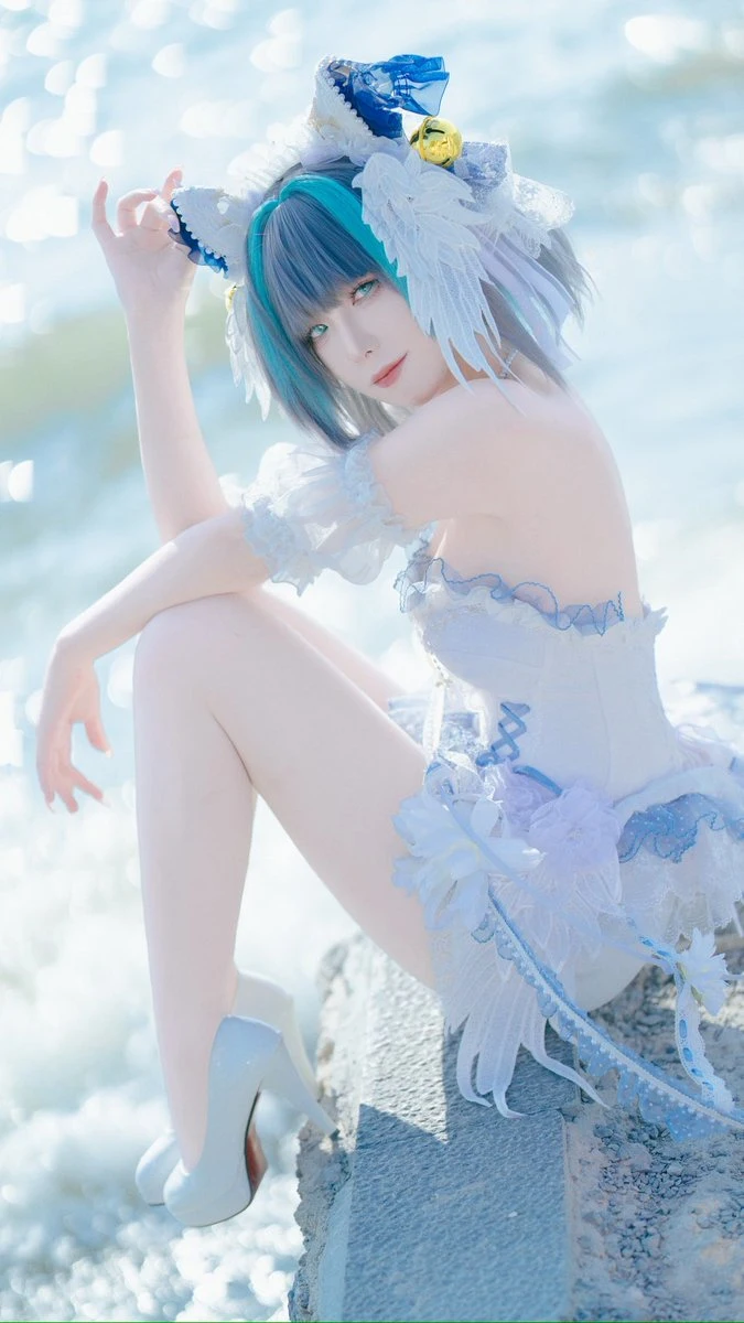 微博Cosplay写真与视觉风格介绍 白色服装造型与柔和背景写真