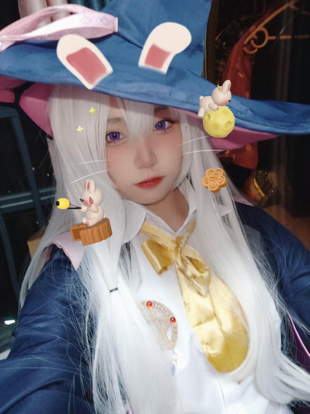 公开平台线索与Cosplay写真视觉风格导读 白发蓝色帽子二次元自拍照片