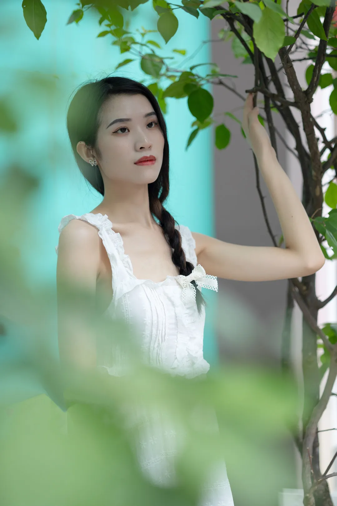 公开平台线索与写真风格更新整理 树木背景前的人像照片