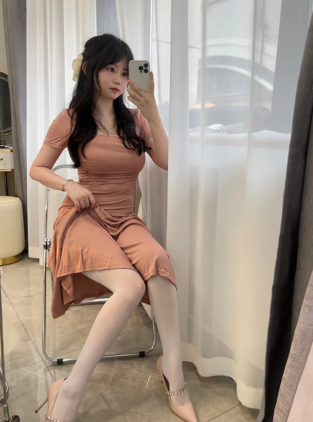 公开平台线索与写真风格更新记录 浅色连衣裙室内自拍造型展示