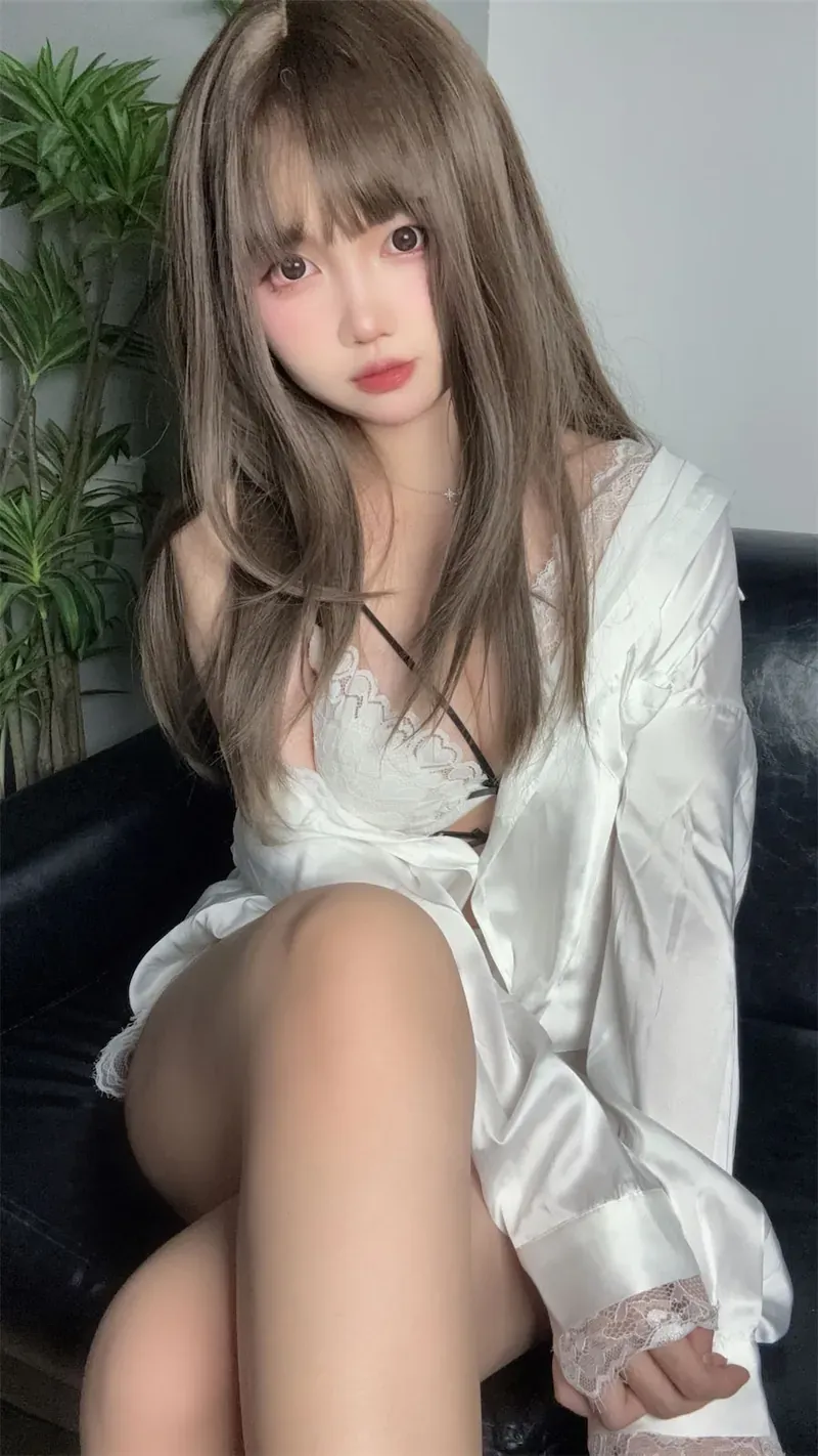 洛桑w伊梓亚麻棕色长发身穿白色蕾丝内衣与缎面睡袍坐于黑色皮质沙发