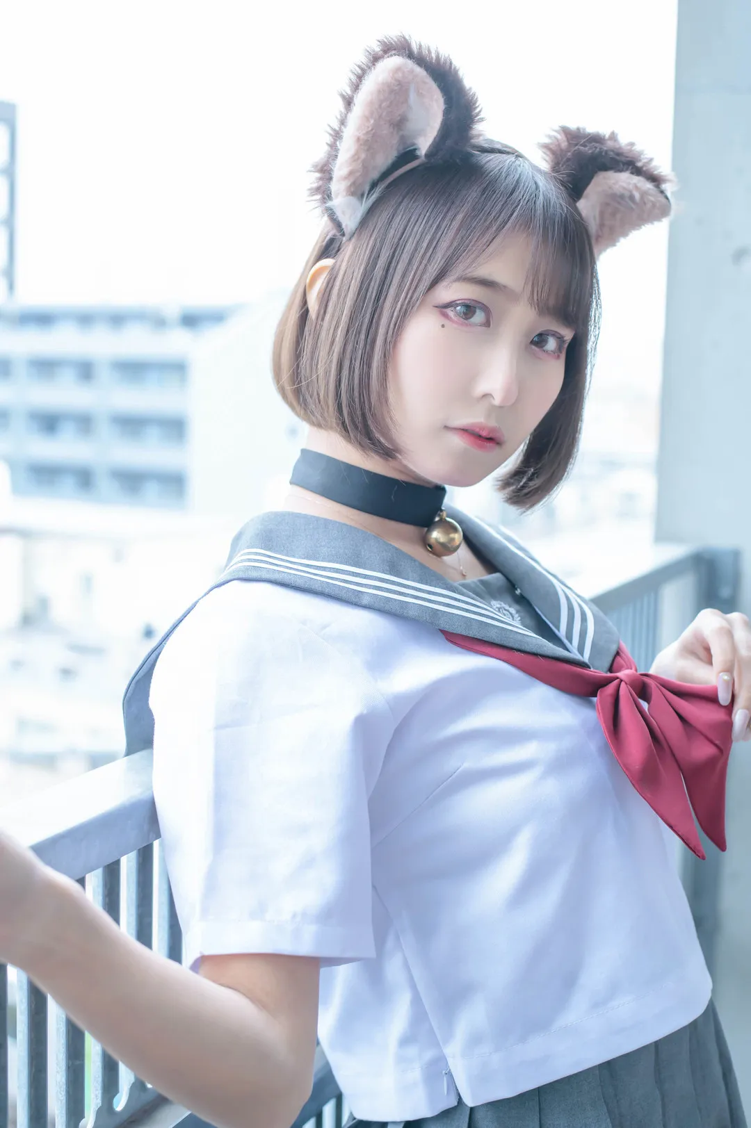 月城委員会身穿灰色制服搭配猫耳在阳台侧身回眸