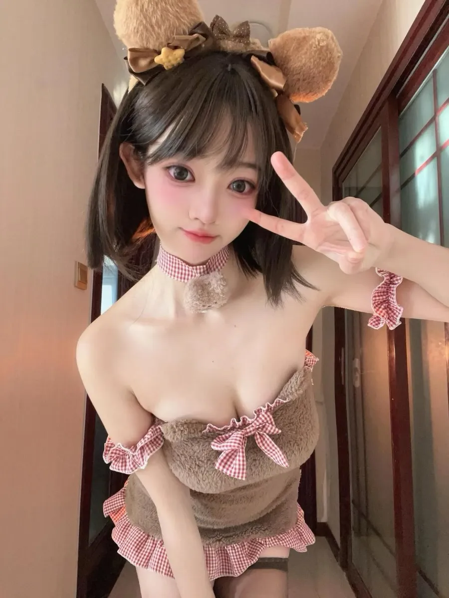 公开平台线索与视觉风格更新介绍 卿卿短发造型搭配毛绒头饰和浅色服装的自拍照片
