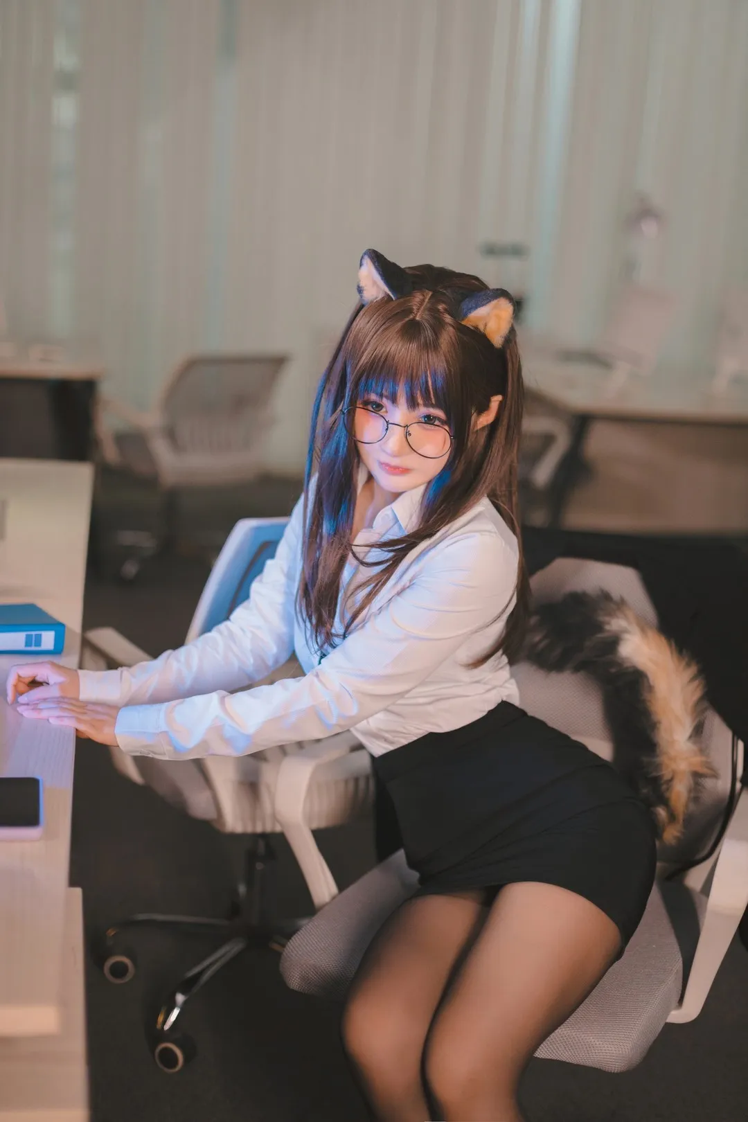 桜井宁宁身着白衬衫黑短裙佩戴猫耳与圆框眼镜的室内工位写真