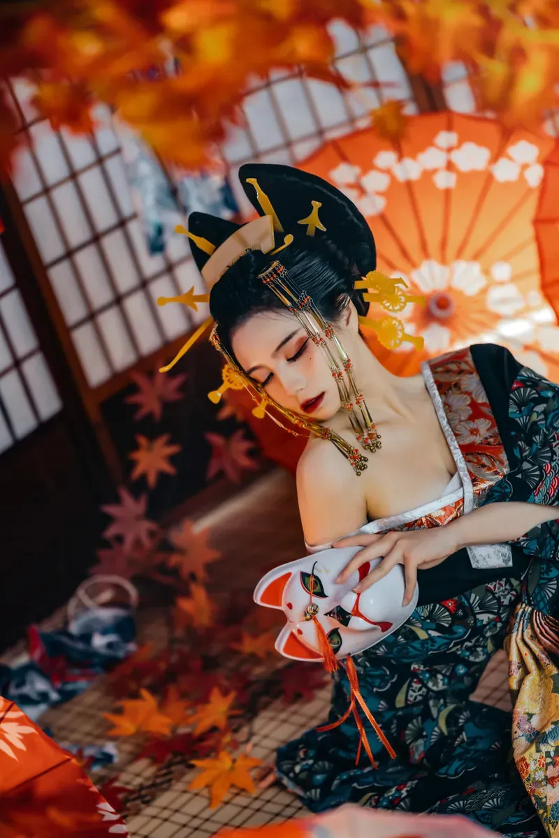 桜桃喵身穿繁复印花和服手持狐狸面具侧身凝视
