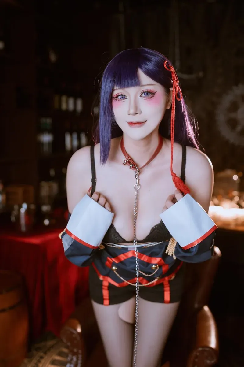 浵卡深紫发双马尾系红绳短款制服出镜