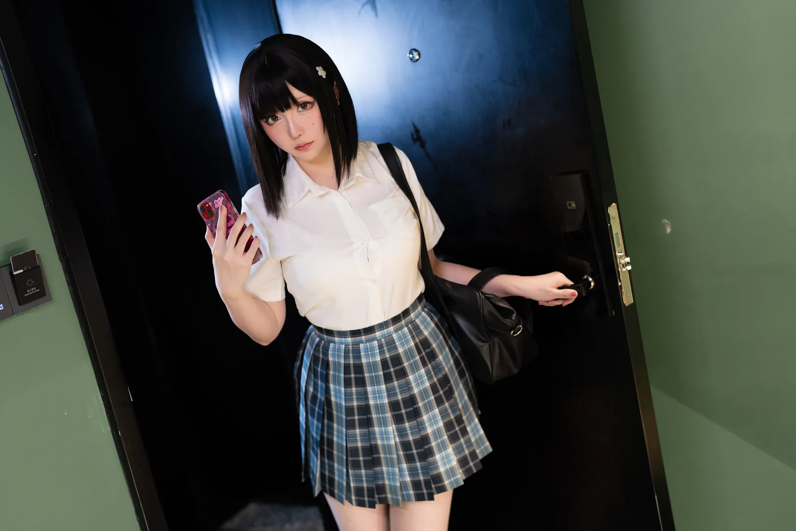 社媒平台与Cosplay风格更新线索整理 白色衬衫格纹裙校园风写真，室内门口场景