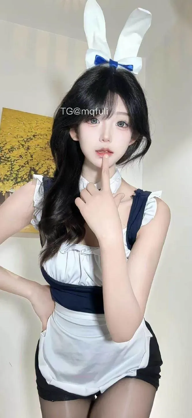 公开平台线索与视觉风格介绍 白色兔耳服装自拍造型