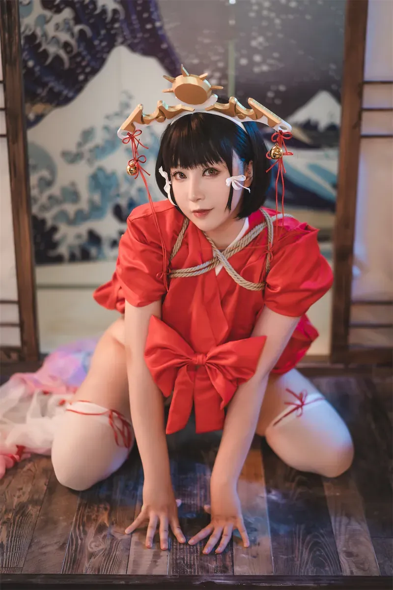 cosplay写真与社媒更新线索整理 红色服装角色造型照片