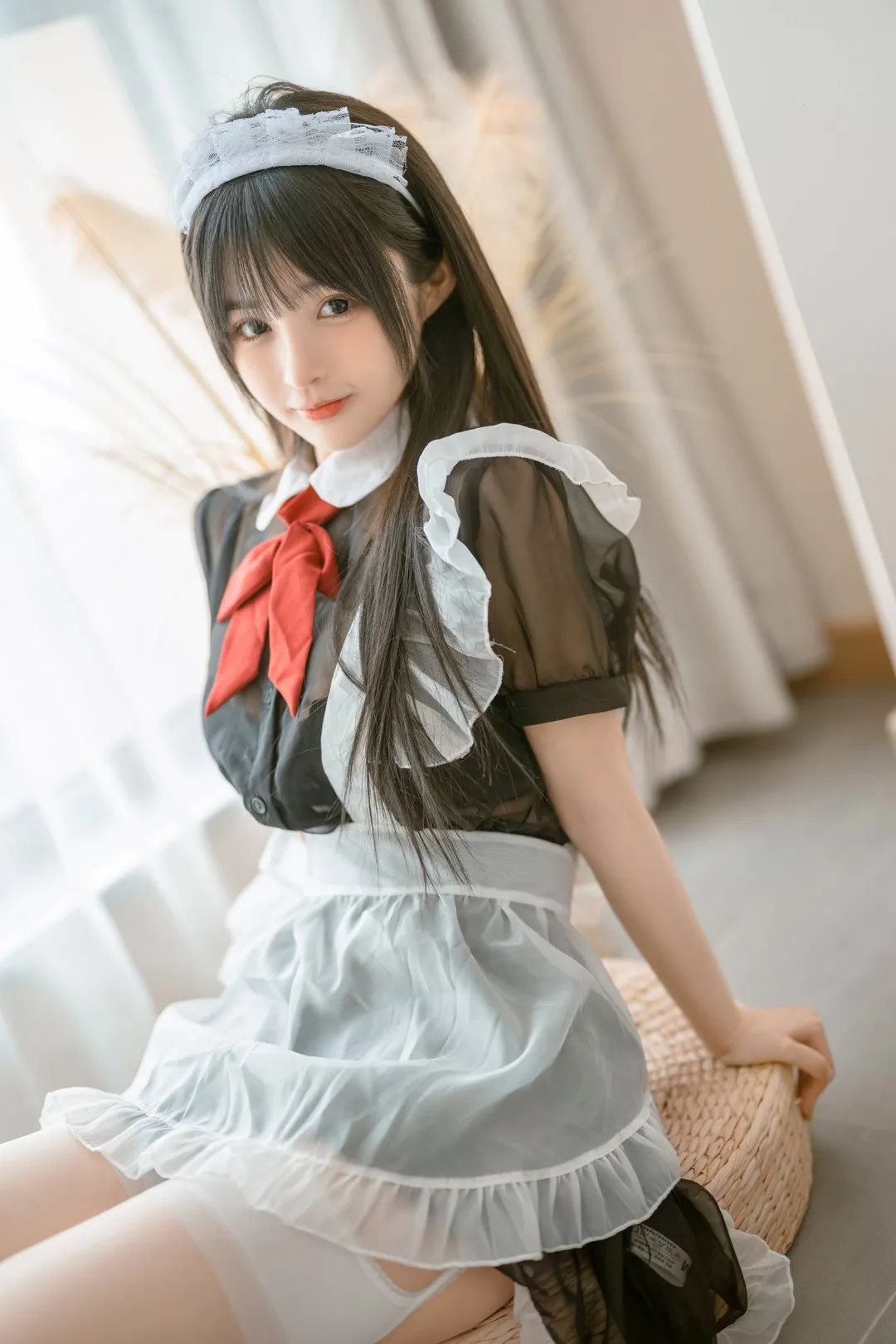 桜井宁宁身着黑白配色蕾丝女仆裙坐在草编蒲团上的半身特写