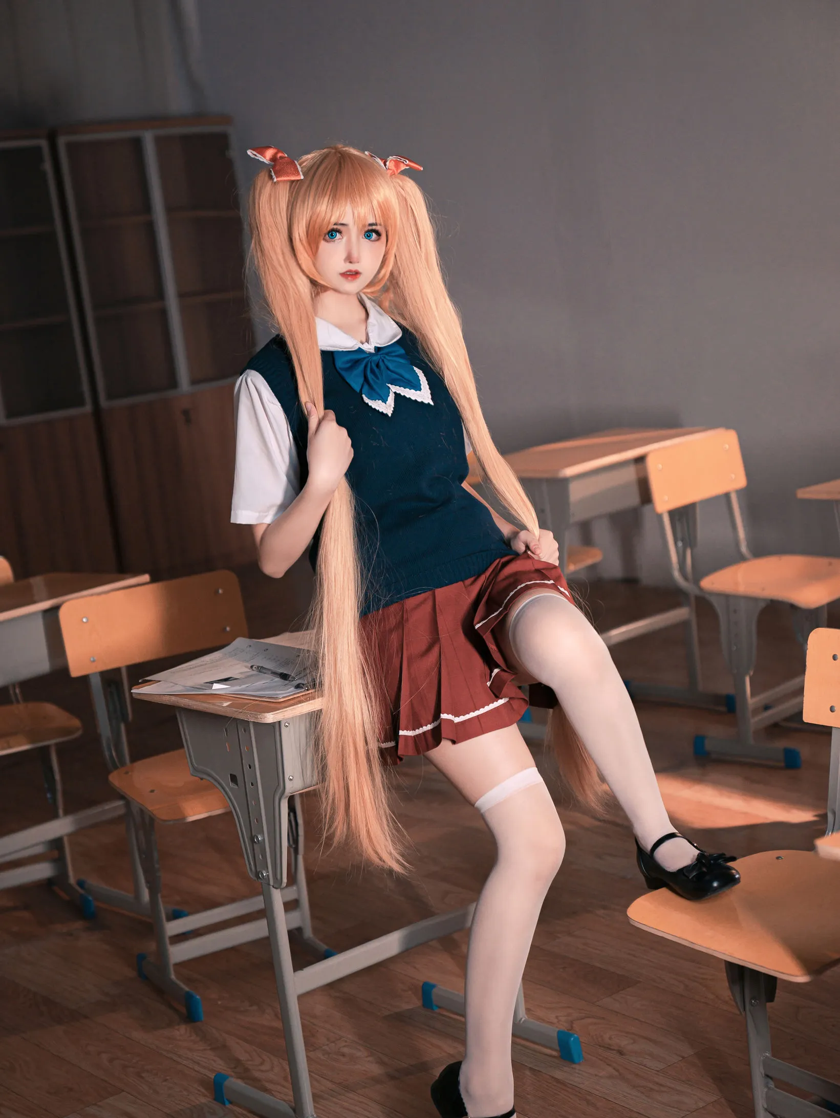 Cosplay平台线索与写真风格更新整理 长发角色服装与教室背景照片