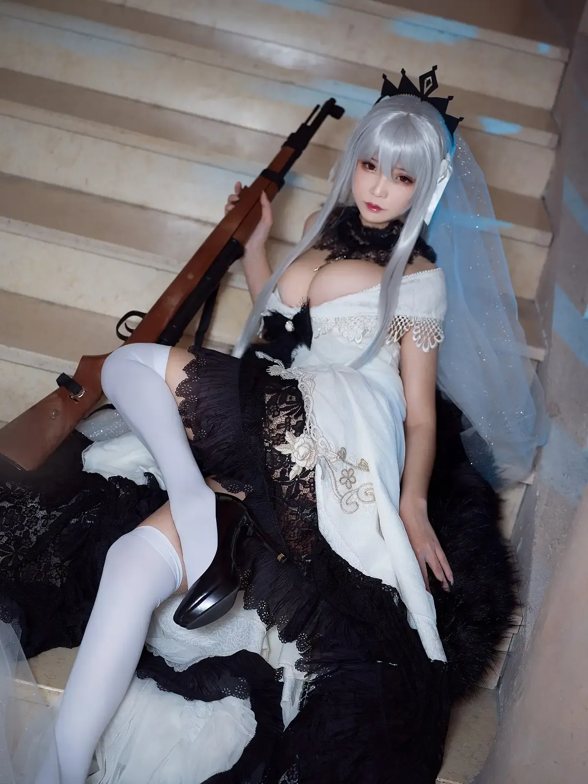 浅灰蓝长发配白黑蕾丝婚纱礼服与步枪道具造型